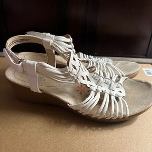 NWOT Bare Traps woman's size 9.5 US white strappy wedge sandals